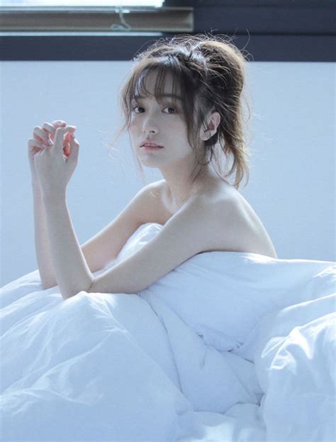 礼炮鸣响，国旗护卫队擎国旗出场！